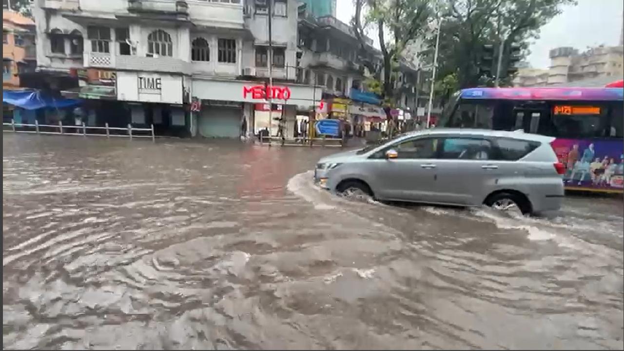 The approach roads to Dadar Terminus were also underwater, creating difficulties for passengers and slowing vehicular movement in the vicinity (PIC/ Ashish Rane)